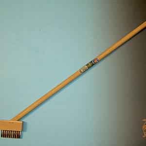Voegenstaalborstel Met Steel  150 cm.