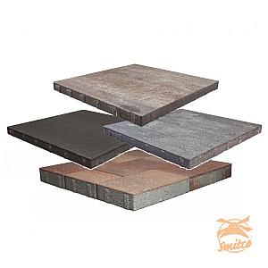 Beton met beschermende toplaag bestaat uit betontegels die zijn voorzien van een extra afwerklaag. Deze laag beschermt de tegel tegen vlekken, vocht en slijtage en draagt bij aan een luxe en verzorgde uitstraling. Dit type bestrating wordt veel toegepast in tuinen waar duurzaamheid en esthetiek hand in hand gaan.
De beschermende toplaag zorgt ervoor dat de tegels minder onderhoud vragen en langer hun oorspronkelijke uitstraling behouden. Hierdoor zijn ze zeer geschikt voor terrassen, looppaden en opritten die intensief worden gebruikt.
