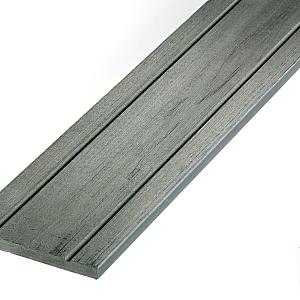 WPC schermen zijn een samenstelling van houtvezels en kunststof, waardoor ze duurzamer en onderhoudsarm zijn dan traditioneel hout. Het materiaal is bestand tegen weersinvloeden en hoeft niet regelmatig behandeld te worden. WPC schermen worden veel toegepast voor privacy, afscheiding en structuur binnen de tuin. Door de moderne uitstraling passen ze goed bij eigentijdse buitenruimtes. Tegelijk zorgen ze voor een rustige en verzorgde afscheiding. De combinatie van praktische eigenschappen en strakke look maakt WPC schermen populair. Dit maakt ze ideaal voor wie een onderhoudsarme erfafscheiding wil.
