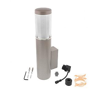 Wandlampen vormen de perfecte verlichting voor gevels, entrees en buitenmuren, waar zowel functionele verlichting als sfeer belangrijk zijn. Ze worden direct aan muren of structuren gemonteerd en geven gericht licht dat veiligheid en zicht bevordert. Door de variatie in modellen en designs kun je kiezen voor een strakke, moderne uitvoering of juist een klassiek accent. Wandlampen zijn ideaal voor het verlichten van opritten, terrassen en zitgedeeltes bij de gevel. Ze dragen bij aan een verzorgde en gastvrije uitstraling van je buitenruimte. Door de juiste lichtkleur en intensiteit te kiezen bepaal je zelf de sfeer van het licht. Hierdoor zijn wandlampen een veelzijdige keuze in elk tuinontwerp.