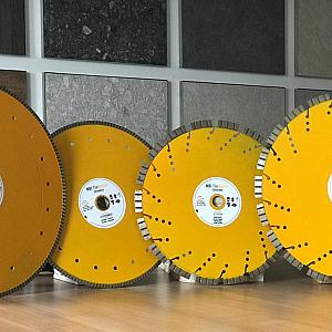 Zaagbladen zijn essentieel voor het nauwkeurig zagen van hout, metaal en andere materialen. Het juiste zaagblad zorgt voor een strak zaagresultaat en minder slijtage. Zaagbladen zijn verkrijgbaar voor verschillende toepassingen en machines. Door het juiste type te kiezen werk je efficiënter en veiliger. Goede zaagbladen verhogen de levensduur van gereedschap. Ze dragen bij aan een professioneel eindresultaat. Dit maakt zaagbladen onmisbaar.
