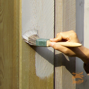 Beits en olie zijn belangrijke middelen om houten buitenmaterialen zoals tuinmeubelen, terrassen en schuttingen te beschermen. Ze dringen in het hout en bieden bescherming tegen vocht, UV-licht en vervuiling. Dit verlengt de levensduur en behoudt de natuurlijke structuur van het hout. Met de juiste keuze in beits of olie kun je kleur en uitstraling van het hout versterken of juist transparant houden. Beits en olie zijn onmisbaar voor onderhouds- en beschermingsprojecten buiten. Door regelmatig onderhoud blijft het hout langer mooi en functioneel. Dit maakt beits & olie een essentiële categorie voor iedereen met houten toepassingen buiten.
