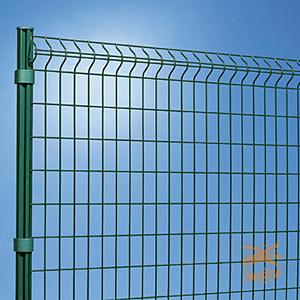 Metalen hekwerk staat bekend om zijn stevigheid en lange levensduur. Het wordt veel toegepast waar duurzaamheid en veiligheid belangrijk zijn. Metalen hekwerken hebben een strakke en functionele uitstraling. Ze zijn geschikt voor zowel particuliere tuinen als grotere terreinen. Door de open structuur blijft zicht behouden. Metalen hekwerk vraagt weinig onderhoud en is bestand tegen weersinvloeden. Dit maakt het een betrouwbare oplossing.