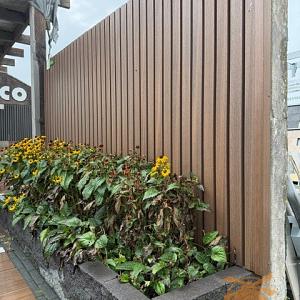 Met gevelbekleding geef je een gevel, berging of tuinmuur een strakke, moderne uitstraling en bescherming tegen weer en wind. Kies uit warme houten gevelbekleding, zoals douglas en thermisch verduurzaamd hout, of onderhoudsarme composiet- en WPC-delen. Bij Smitco vind je gevelbekleding in verschillende profielen, met deskundig advies en levering vanaf ons voorraadterrein.