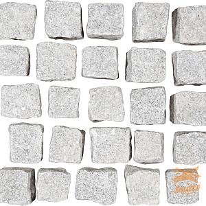 Kinderkoppen zijn kleine natuurstenen met een robuuste, authentieke uitstraling. Door hun compacte formaat en onregelmatige vormen ontstaat een levendig en speels straatbeeld dat direct refereert aan traditionele bestrating.
Deze stenen worden veel toegepast in opritten, tuinpaden en historische of landelijke tuinen waar sfeer en karakter belangrijk zijn. Kinderkoppen combineren een nostalgische uitstraling met de duurzaamheid en slijtvastheid van natuursteen.
