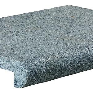 Graniet tuintegels zijn harde natuurstenen met een dichte structuur en een luxe, hoogwaardige uitstraling. De subtiele kristalstructuur en het egale oppervlak geven graniet een rustige maar krachtige uitstraling. Door de hoge slijtvastheid zijn graniet tegels bijzonder geschikt voor intensief gebruikte terrassen, looppaden en andere buitenruimtes waar duurzaamheid een belangrijke rol speelt. Houd er rekening mee dat bestrating in de natuursteen soort graniet na verloop van tijd altijd lichte vlekken zal gaan vertonen. Dit is de charme van dit type bestrating, maar wel goed om tevoren te weten.
