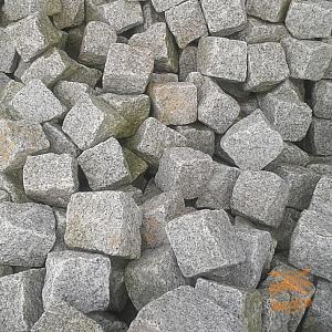 Gaasbox Portugees Granietblokken Grijs 70 x 90mm.  ca.1000kg./ ca. 6,8m2."
