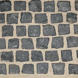 Gaasbox Basaltblokken 6-8 ca.1000kg./ca. 6,8m2.