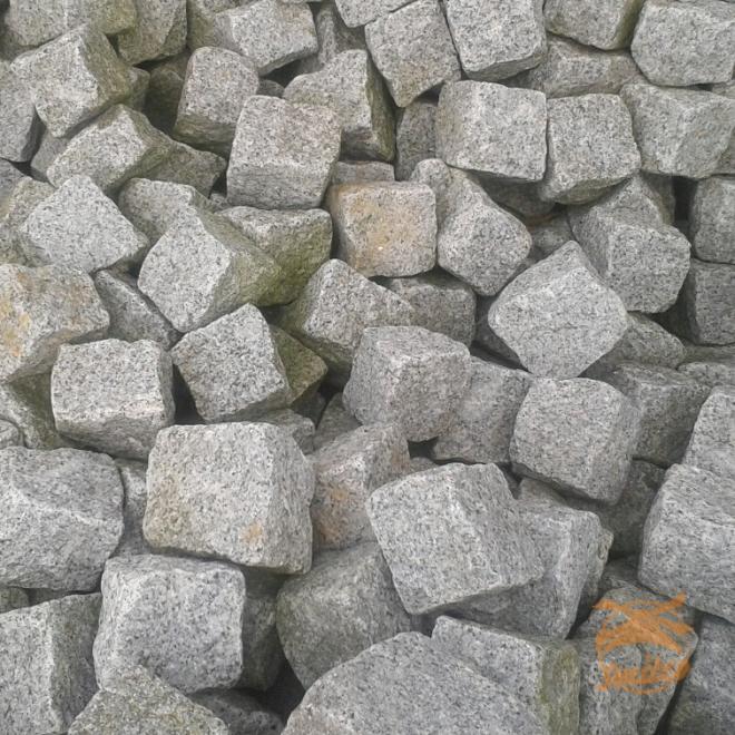 Gaasbox Portugees Granietblokken Grijs 70 x 90 mm.  ca.1000 kg./ ca. 6,8 m2."